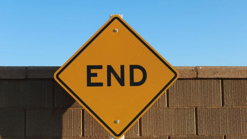 A yellow road sign with the word “END” in bold letters, symbolising the end of a business partnership.