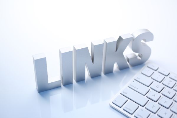 3D “LINKS” text beside a computer keyboard, representing backlinks and Local SEO Link Building in digital marketing.